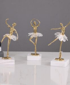 Nghệ sĩ múa ballet để kệ tivi