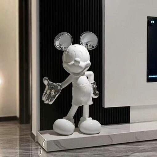 Mô hình chuột Mickey trang trí sảnh sang trọng