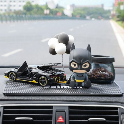 Mô hình Batman và xe hơi trang trí taplo