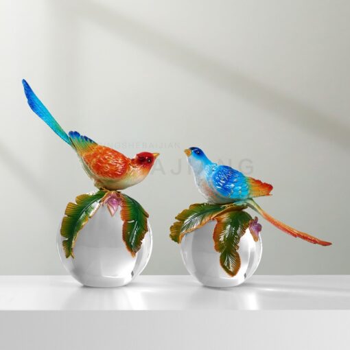 Decor Chim Đứng Trên Quả Cầu