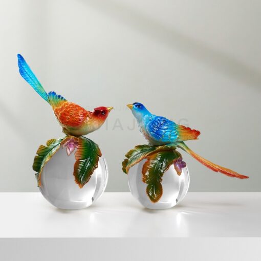 Decor Chim Đứng Trên Quả Cầu