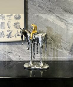 Tượng Hiệp Sĩ Trầm Tư Trên Lưng Ngựa
