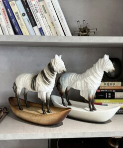 Tượng Ngựa Trắng Trừu Tượng
