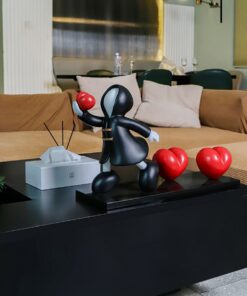 Tượng Người Bí Ẩn Tặng Trái Tim